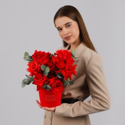 francuzskie rozy s evkaliptom v korobke 5